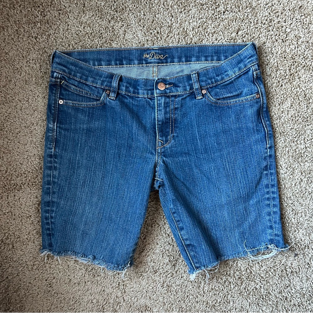 W Medium Wash Old Navy The Diva Denim Shorts Size 10R |B18